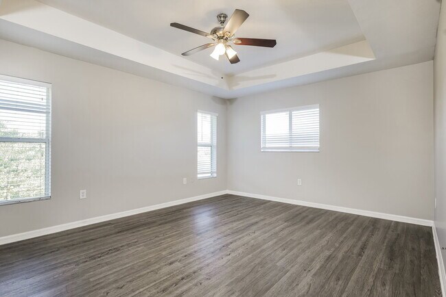 Building Photo - 719 Roma Ave S