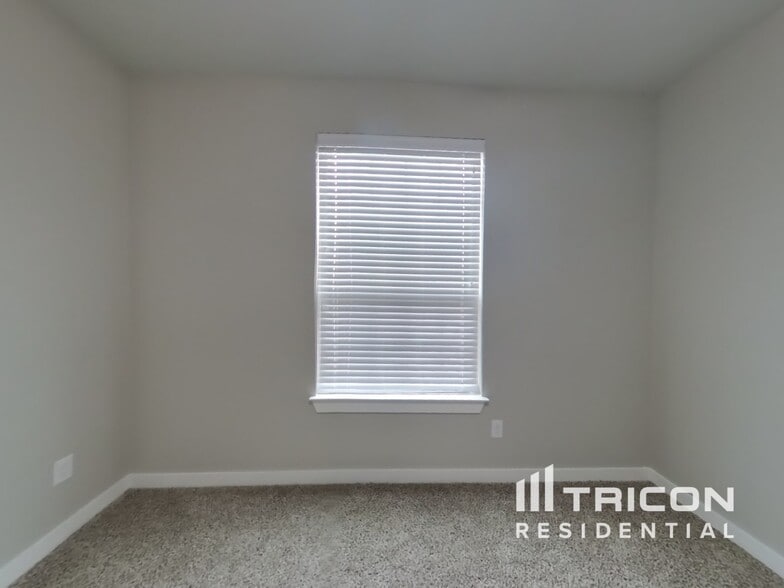 Building Photo - 1620 Village Creek Dr