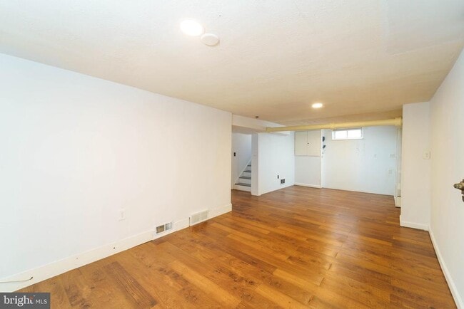 Building Photo - 4400 Garrett Park Rd