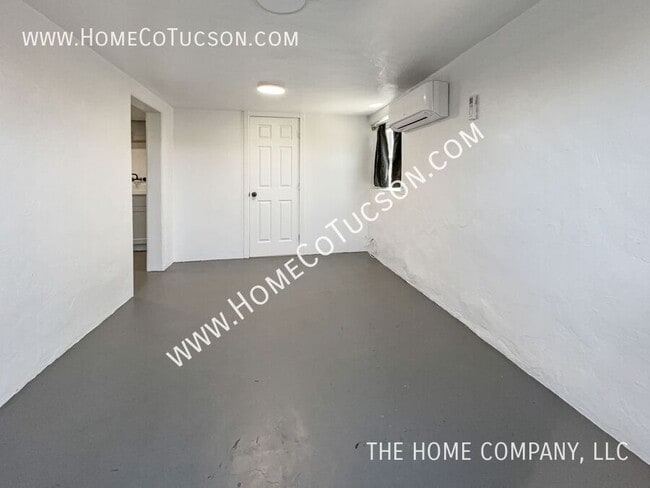 Building Photo - 940 E Florita St
