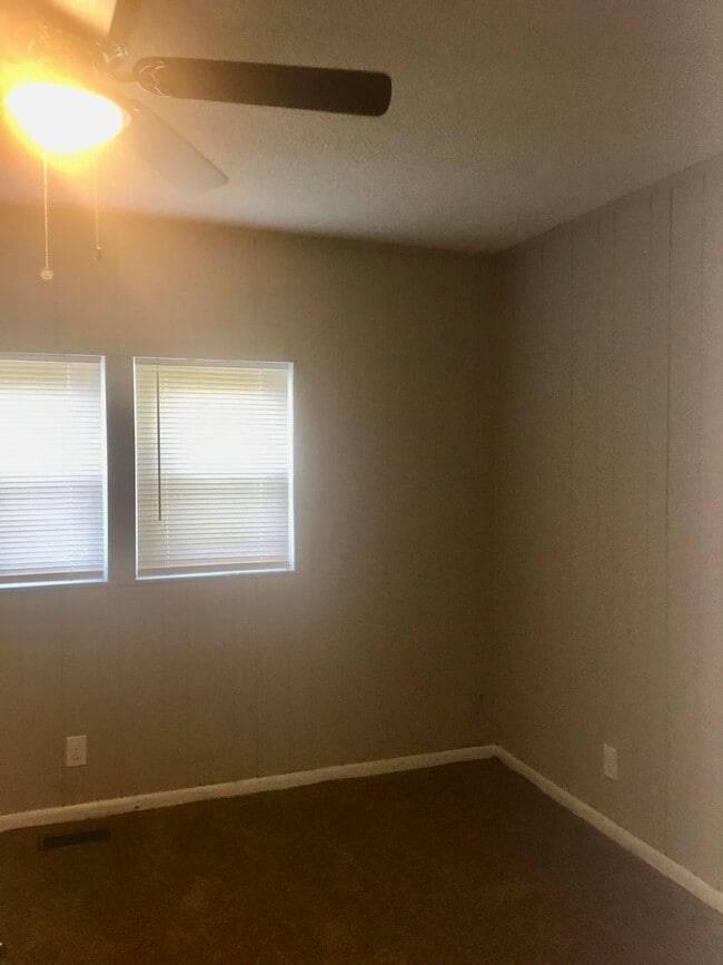 Building Photo - Cute 2 Bed/1 Bath HOUSE w/ yard!!