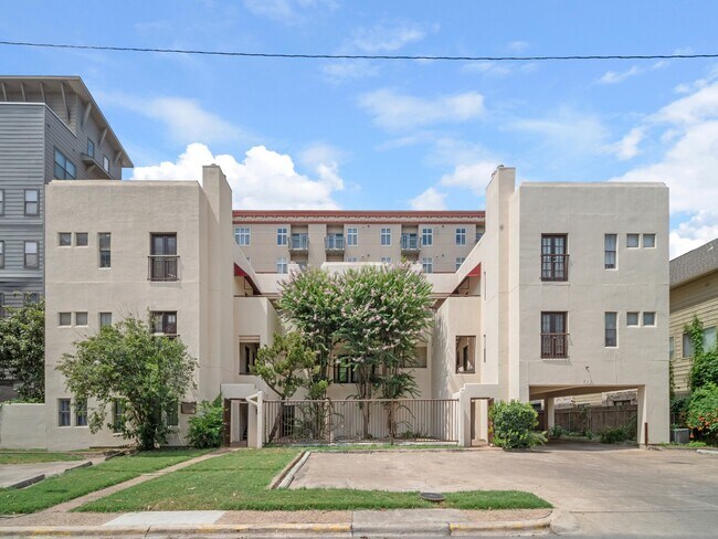 Quiet condo on top floor - 712 Graham Pl