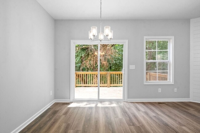 Building Photo - 4 Bedroom Home For Rent Near Downtown Clarksville!