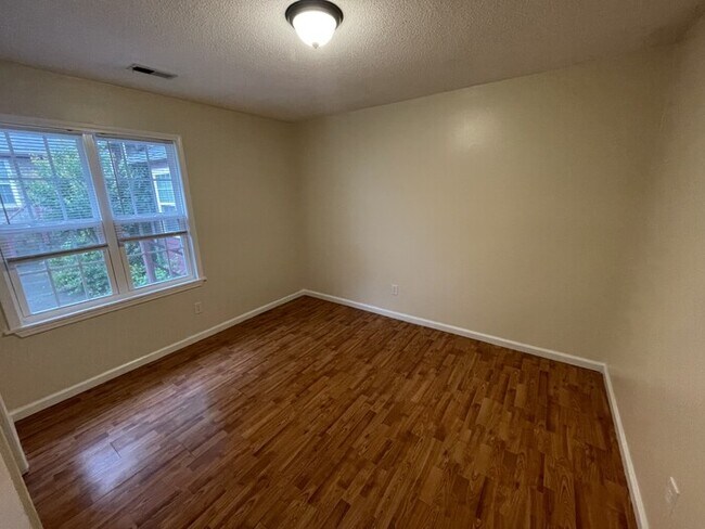 Building Photo - 2 bd 2 bath