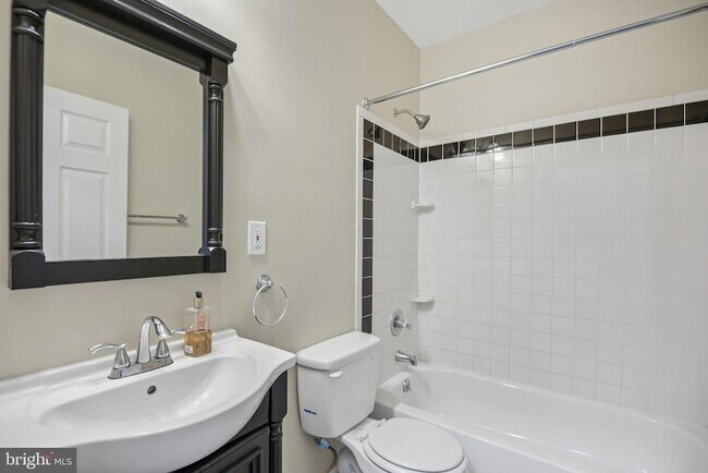 Building Photo - 321 Elm St NW
