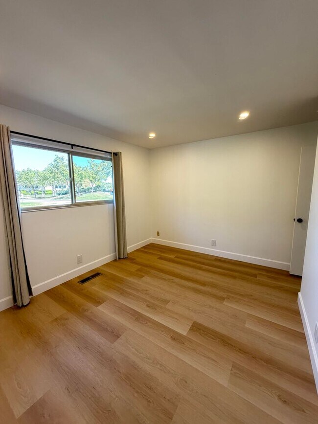 Building Photo - 9887 Broadmoor Dr