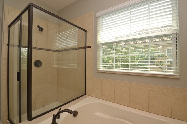 Building Photo - Gorgeous 3/2.5 Townhome in East Orlando ~ ...