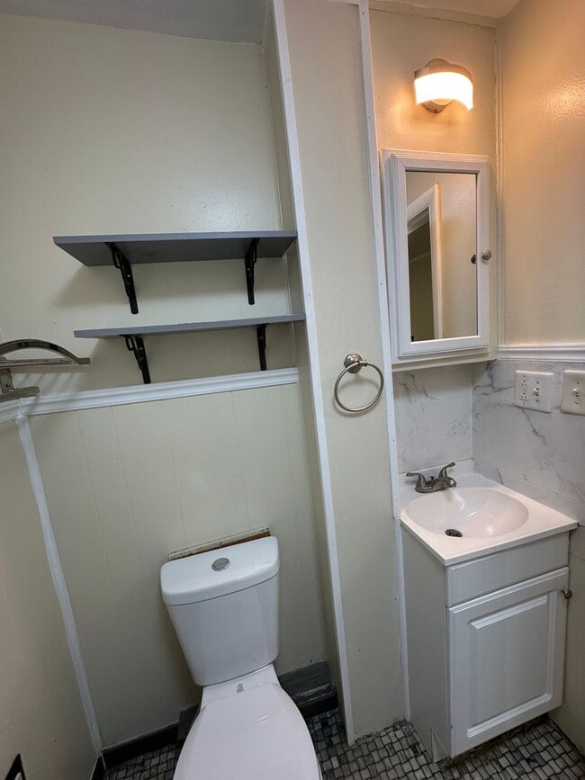 Building Photo - 717 Plantation Rd