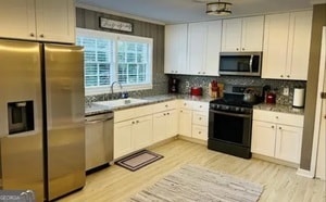 Building Photo - 4004 Sheldon Dr NE