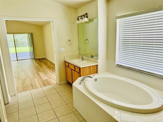 Building Photo - 7346 Crescent Palm Dr