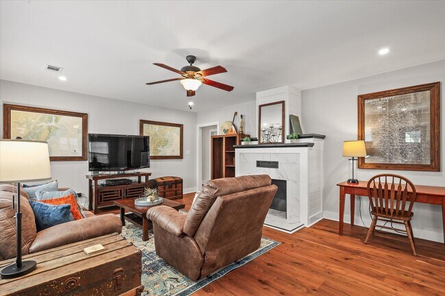 Building Photo - Short Term Only