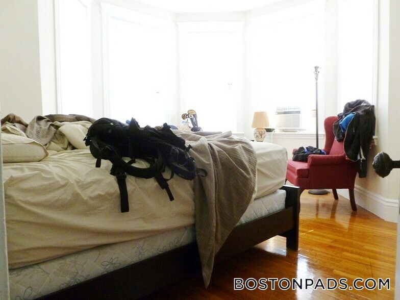 Building Photo - 126 Warren St