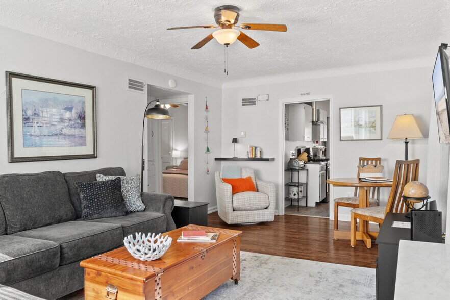 Building Photo - 4826 Hiawatha Dr