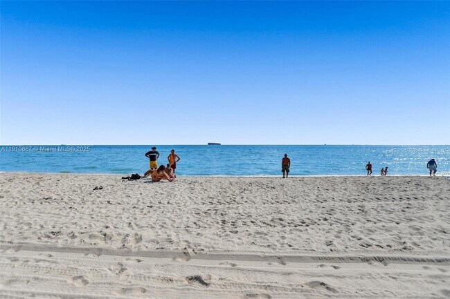 Building Photo - 2555 Collins Ave