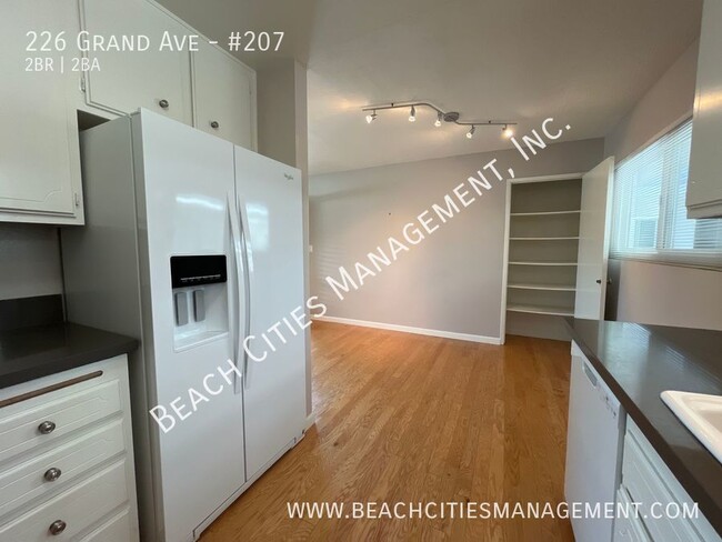 Building Photo - Large 2 Bedroom, 2 Bath Condo with 2 Parki...