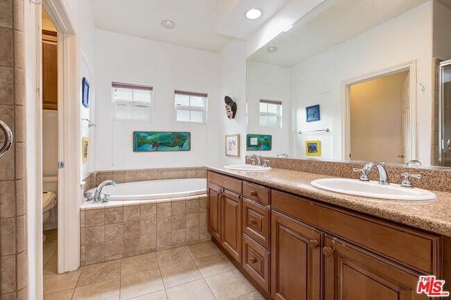 Building Photo - 7101 Playa Vista Dr