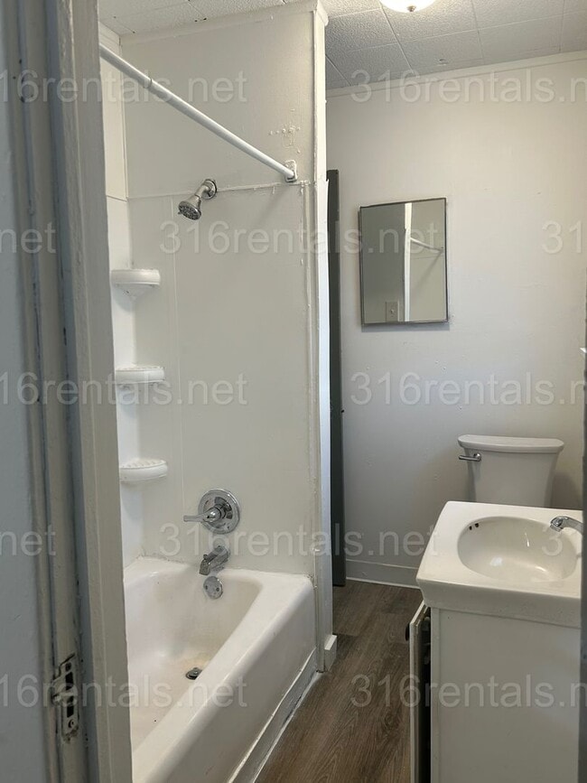 Building Photo - $775 - 2 bed 1 bath - Single Family Home