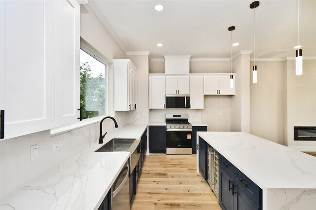 Building Photo - 3233 Tuam St