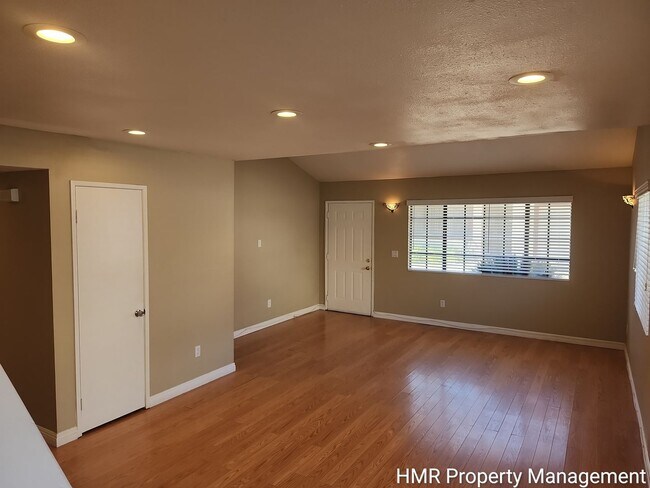 Building Photo - Spacious Town House