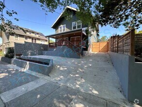 Building Photo - Charming 2-Bed, 2-Bath Duplex Retreat in V...