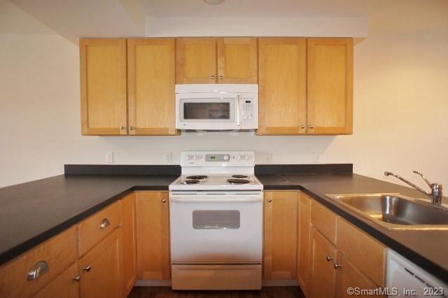 Building Photo - 32 Oakwood Ave