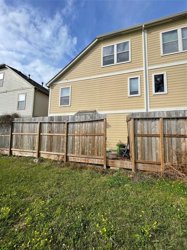 Building Photo - 718 Redwing Park Dr