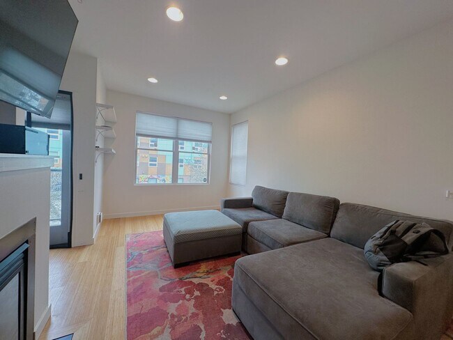 Building Photo - 3817 S Angeline St