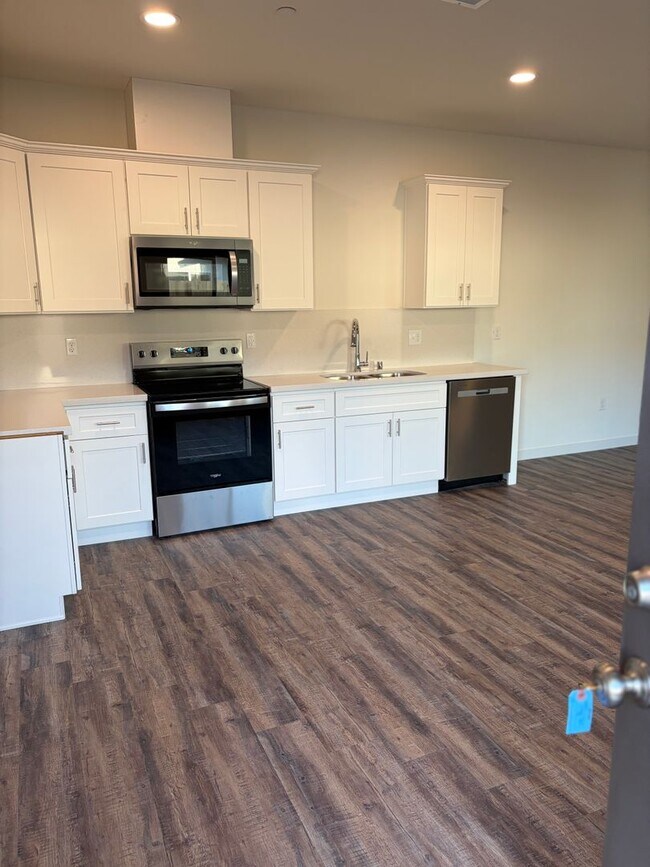 Building Photo - 6010 Cougar Trl