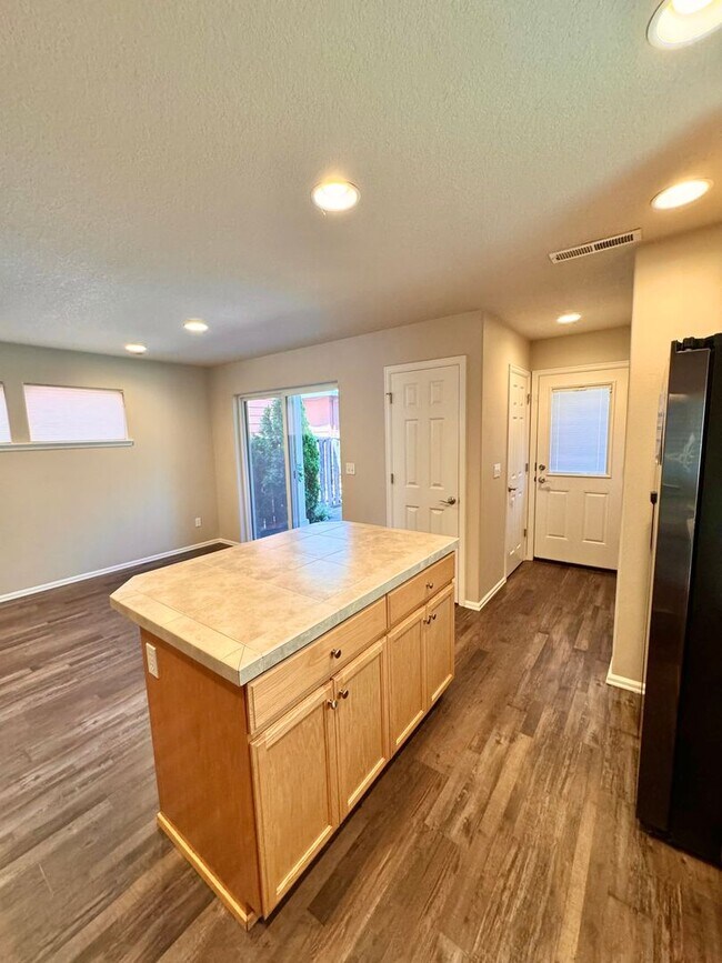 Building Photo - Beautiful Pet Friendly South Corvallis Home