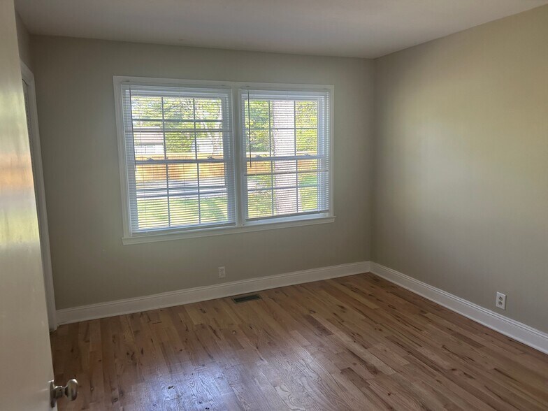 Building Photo - 403 E Northfield Blvd