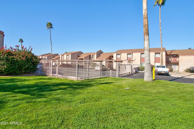 Building Photo - 7550 N 12th St