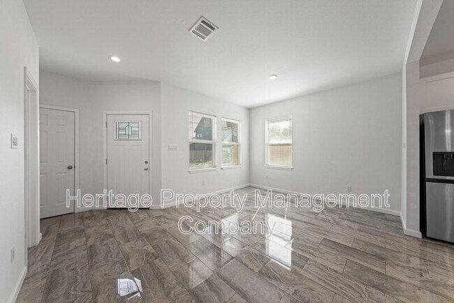 Building Photo - 323 Gabriel