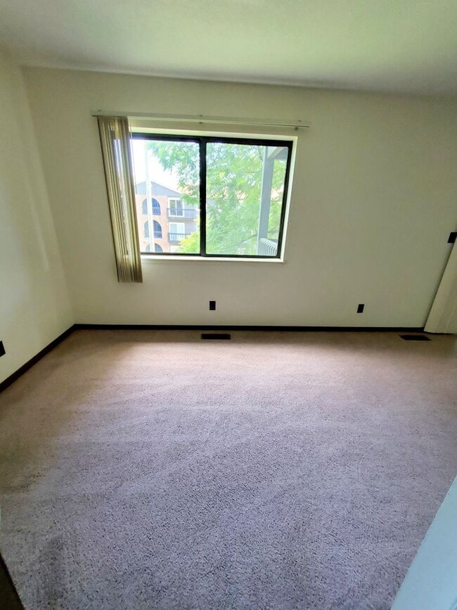 Building Photo - *Stone Gate Apartments - Advertising