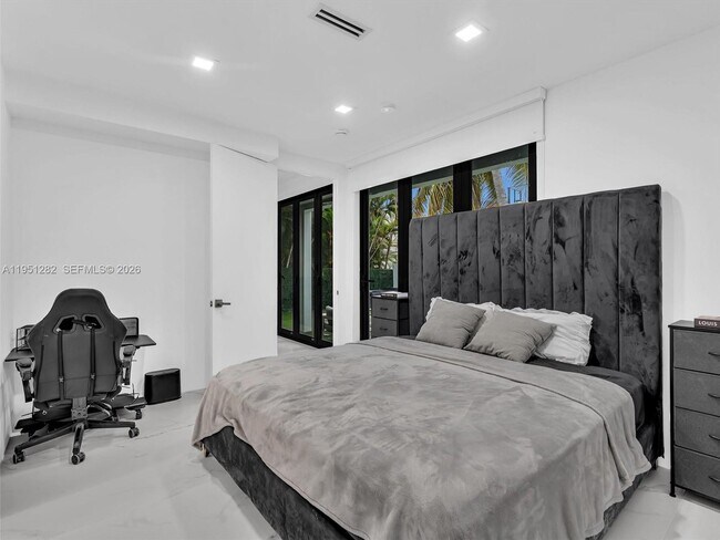 Building Photo - 3010 Alton Rd