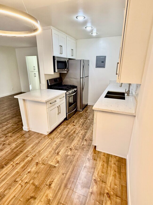 Building Photo - 11511 Rochester Ave