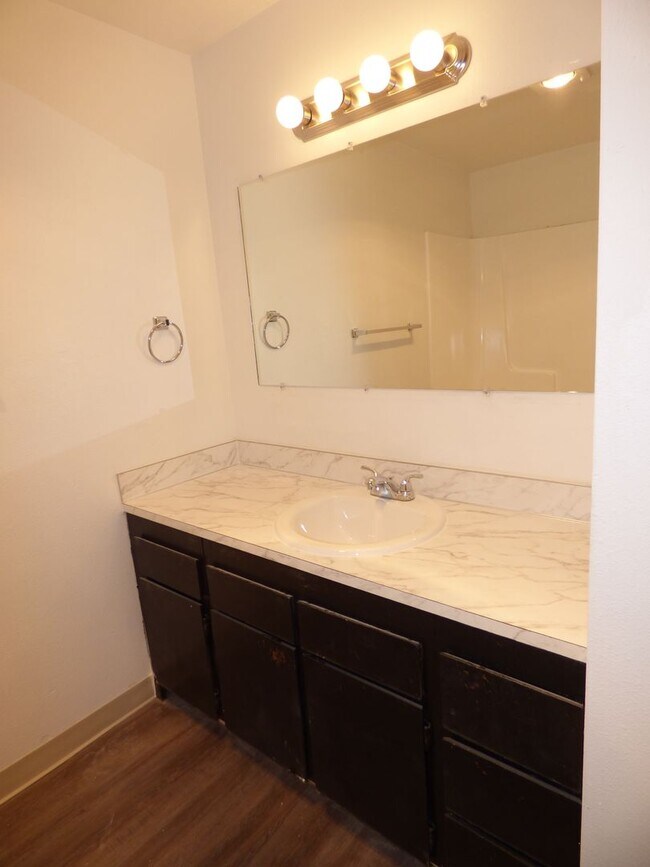 Building Photo - Rent Special: 1/2 Off June's Rent!! - 2 bed Townhome