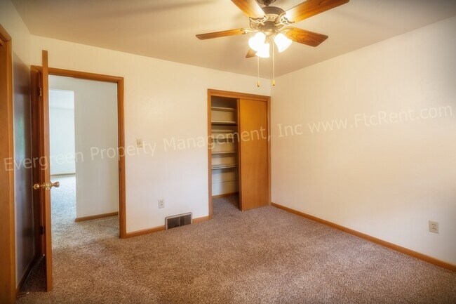 Building Photo - 1004/1006 Cragmore Dr.
