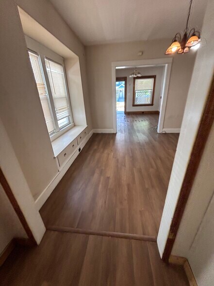 Building Photo - 1316 W 91st St
