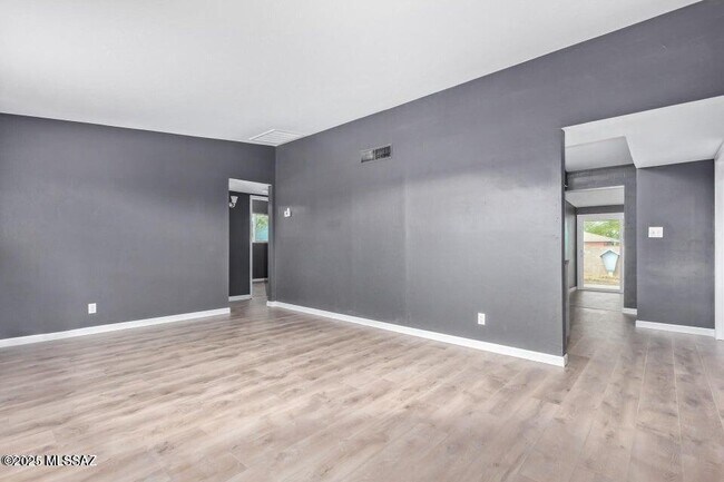 Building Photo - 843 E Alturas St
