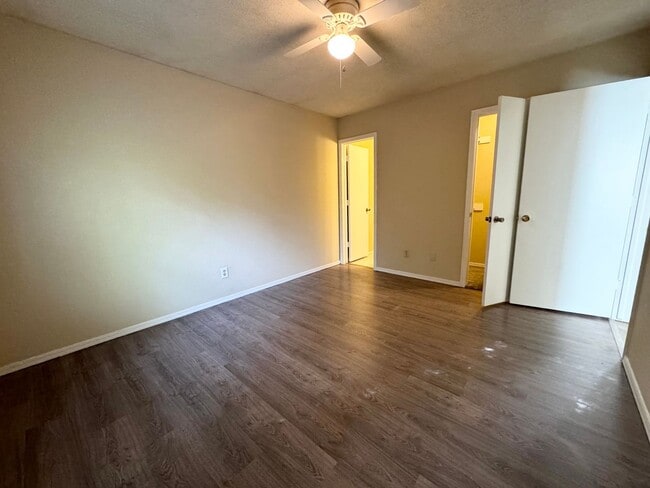 Building Photo - 3 bedroom 2 bathroom home Near In Broken A...