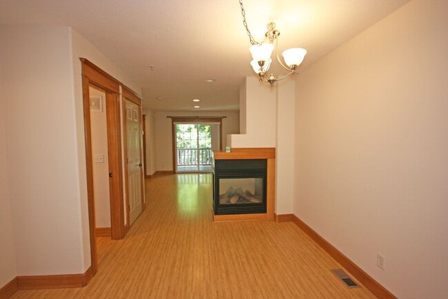 Building Photo - 3 bedroom 3.5 bath town home