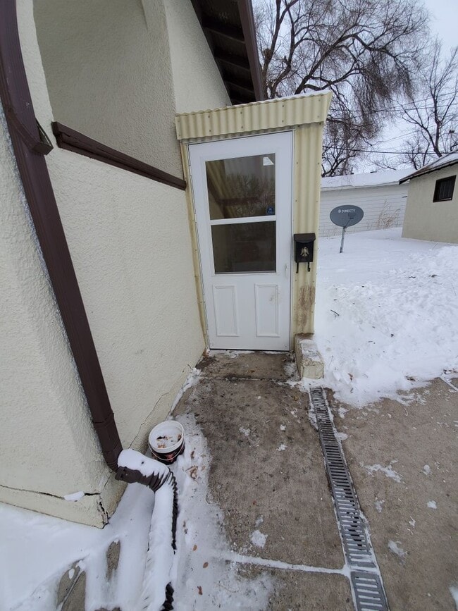 Building Photo - 1106 E Ave C