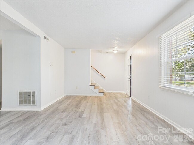 Building Photo - 8811 Hunter Ridge Dr