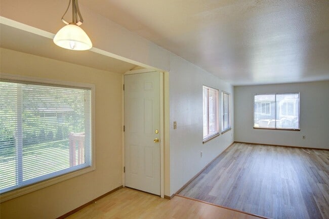 Building Photo - For Lease Edmonds - 900 Sq. Ft Two bed-One/Bath Duplex