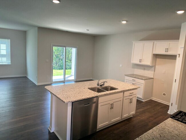 Building Photo - Gourgeous Brand New 4 bedroom Home near La...