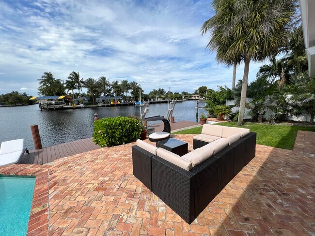 Building Photo - 1653 Poinsettia Dr