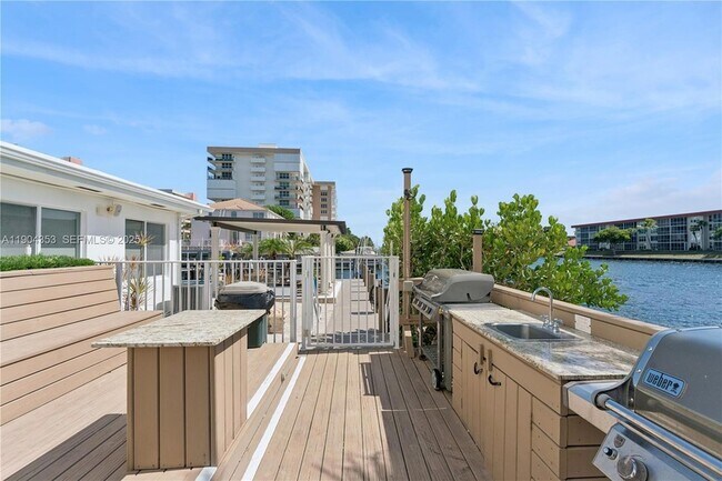 Building Photo - 1160 Hillsboro Mile