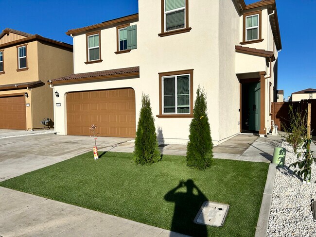 Building Photo - 1000 Caraballo Dr