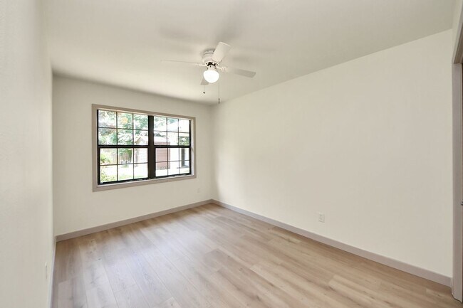 Building Photo - 2404 Grape Ln