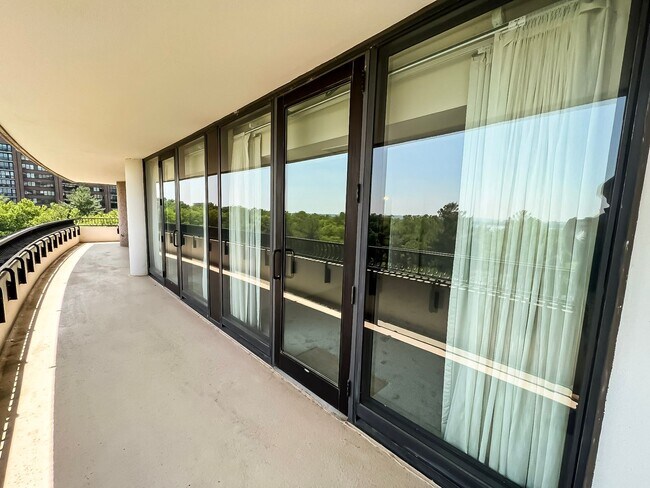Building Photo - Fantastic 3 Bedroom 3 Bathroom Condo With ...